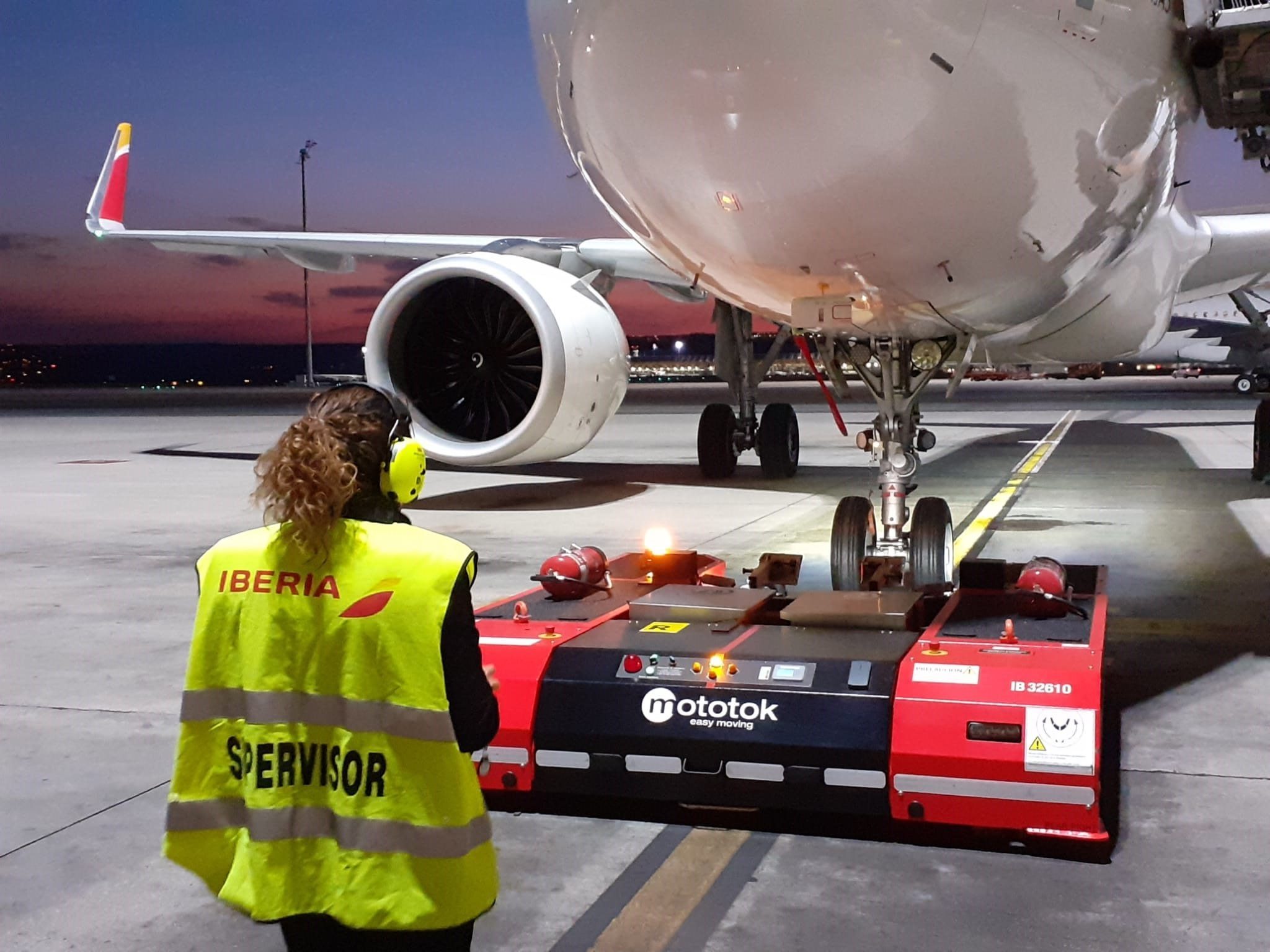 Iberia Airport Services adds the green pushback to its fleet of electric vehicles