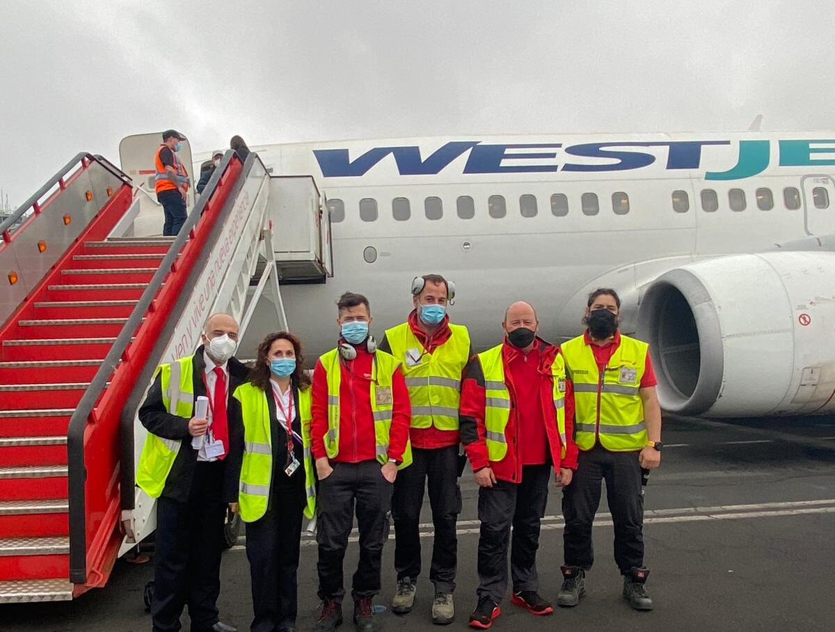 For the first time in Santiago de Compostela, we serve WESTJET, the first Canadian company to be serviced at this airport.